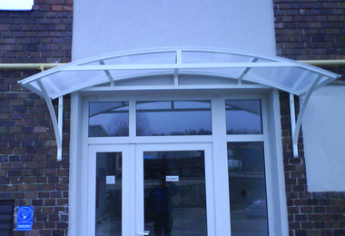 Lépcsőház előtető